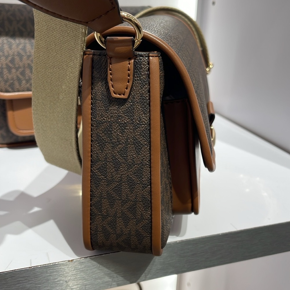 Michael Kors Bradshaw Medium Signature Logo Messenger Bag
Brown 
NWT - Picture 3 of 16